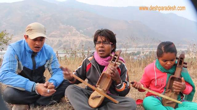 ए आमा मिठो खाने, राम्रो लाउने आशले, विदेश जान थाले झन-झन हाम्रा गाउँले(गन्धर्व गीत, भिडियो) 