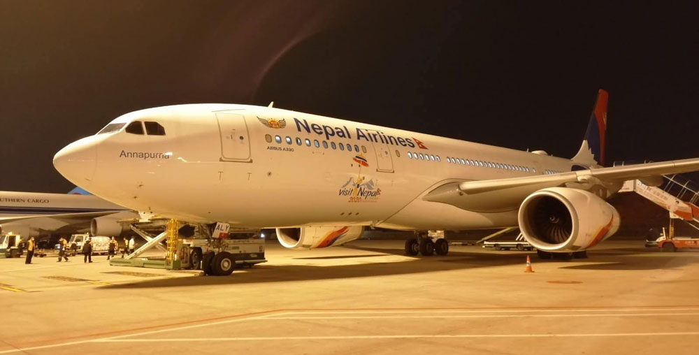 ३ सय ९६ नेपाली लिएर उडे नेपाल एयरलाइन्सका दुई विमान, विदाईका लागि राजदूतहरु विमानस्थलमा